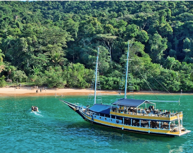  Passeio de barco ao pôr do sol em Paraty (RJ)