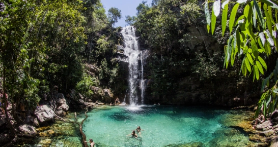 Trilha com banho de cachoeira na Chapada dos Veadeiros (GO)